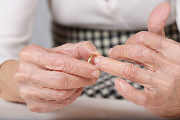 старшая женщина в ее 80-х отключает брачное кольцо. - dry skin close up horizontal macro стоковые фото и изображения