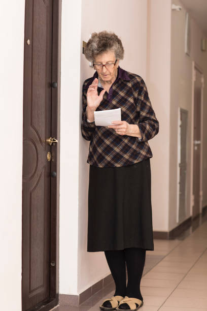 old woman is knocking at the neighbour door - quarell imagens e fotografias de stock