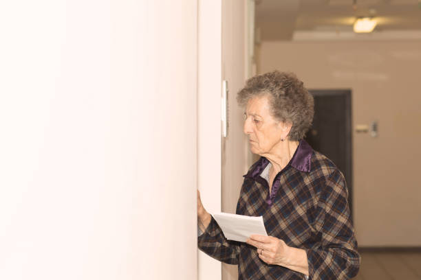 old woman is knocking at the neighbour door - quarell imagens e fotografias de stock