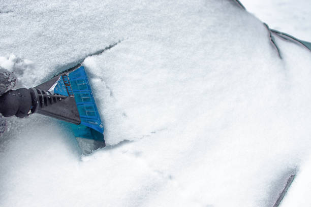 skrobak do lodu oczyszczający śnieg - snow car window ice scraper zdjęcia i obrazy z banku zdjęć