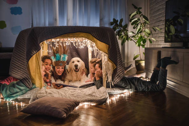 istock Storytelling in a tent at home! 928247154