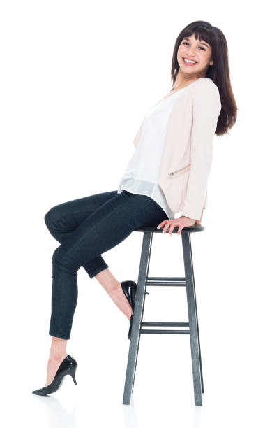 attraente giovane imprenditrice seduta su sgabello - 11207 foto e immagini stock
