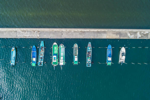 корабли плавают бок о бок. - sailboat pier bridge storm стоковые фото и изображения