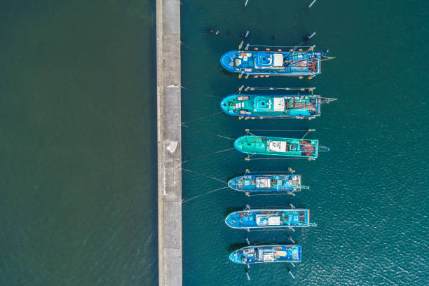 корабли плавают бок о бок. - sailboat pier bridge storm стоковые фото и изображения