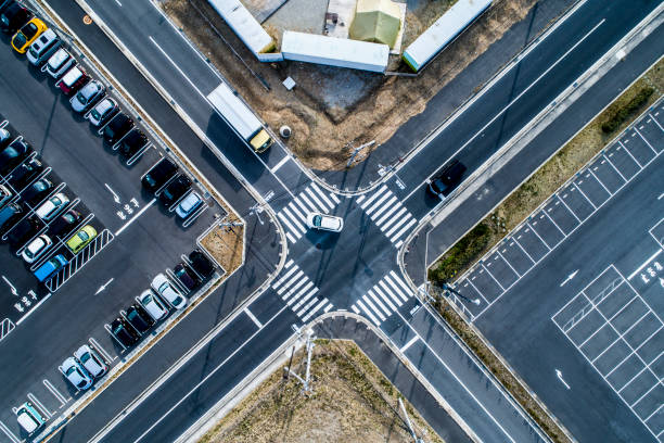 no tripulado estacionamiento y estacionamiento donde se estacionan un montón de coches. - warehouse conversion fotografías e imágenes de stock