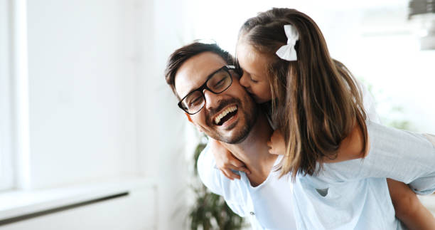 ritratto di padre e figlia che giocano a casa - daughter foto e immagini stock