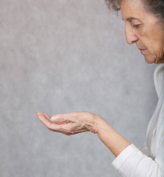 80 年古い女性は助けを求めています。 - female 80 plus years vertical people ストックフォトと画像