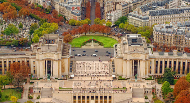 vue aérienne du trocadéro depuis la tour eiffel - palais de chaillot photos et images de collection