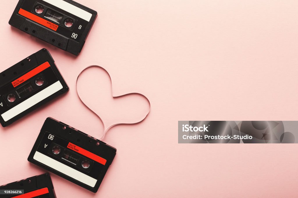 Vintage casetes con cinta magnética en forma de corazón - Foto de stock de Casete libre de derechos