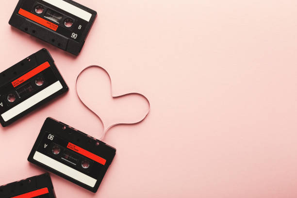 vintage kaseta z taśmą magnetyczną w kształcie serca - valentines day hearts audio zdjęcia i obrazy z banku zdjęć