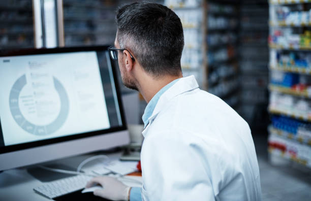 getting hands on in the discovery of new medicines - laboratory pharmacy medicine research imagens e fotografias de stock