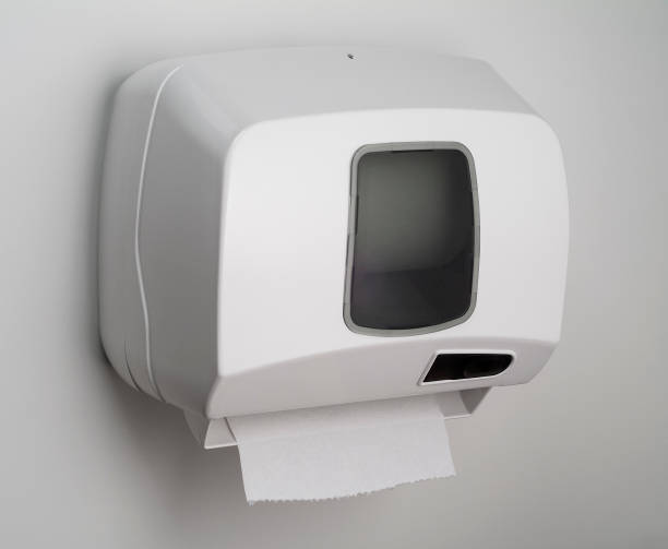 distributore di tovagliolo di carta isolato su sfondo bianco - porous bathtub public restroom bathroom foto e immagini stock