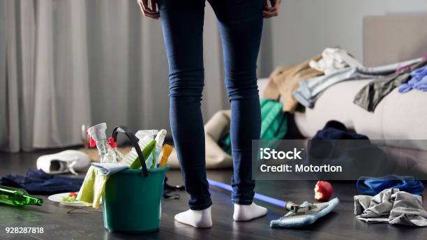 서비스를 청소 하는 그녀의 아파트에서 파티 후 혼란에 의해 충격된 여자 지저분한에 대한 스톡 사진 및 기타 이미지 - 지저분한, 가정의 방, 청소하기