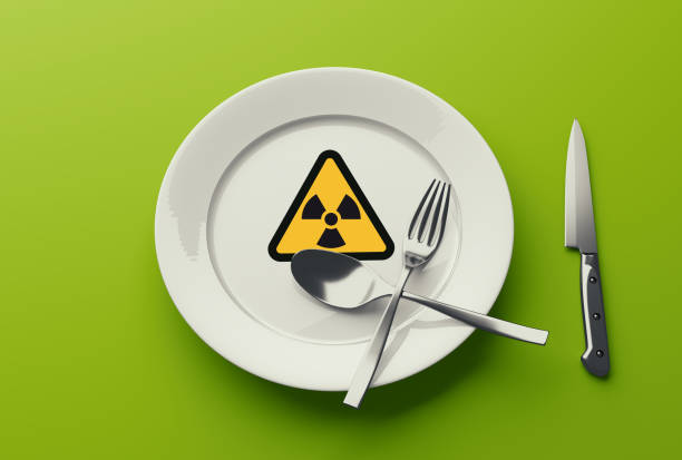 istock Dangerous food. Empty plate, fork and knife, 3d illustration 928294702