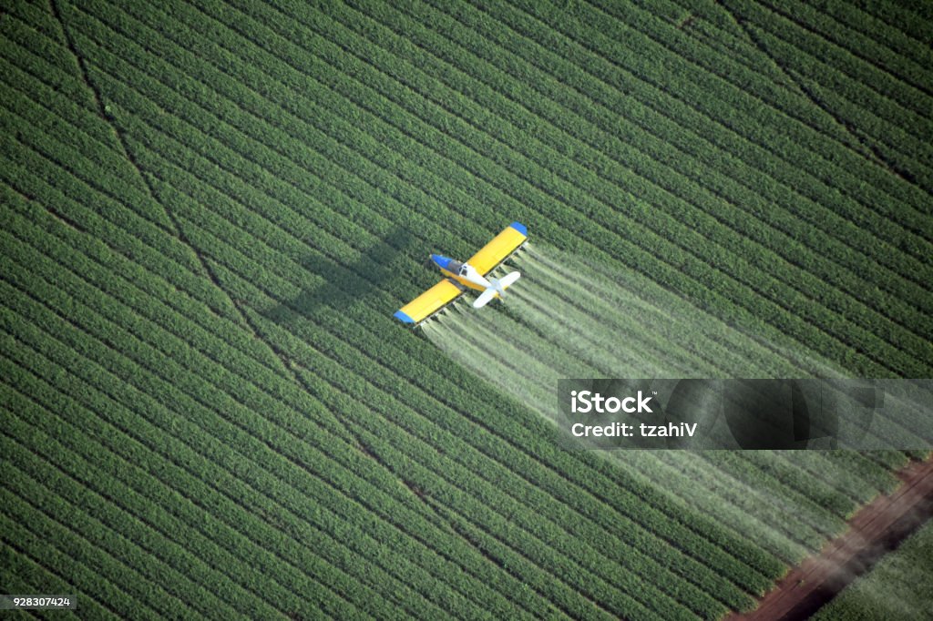 Blick hinunter auf ein Sprühflugzeug - Lizenzfrei Versprühung von Schädlingsbekämpfungsmittel Stock-Foto