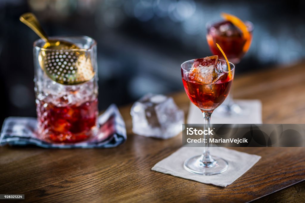 Manhattan cocktail trinken am Tresen im Pub oder Restaurant dekoriert - Lizenzfrei Cocktail Stock-Foto