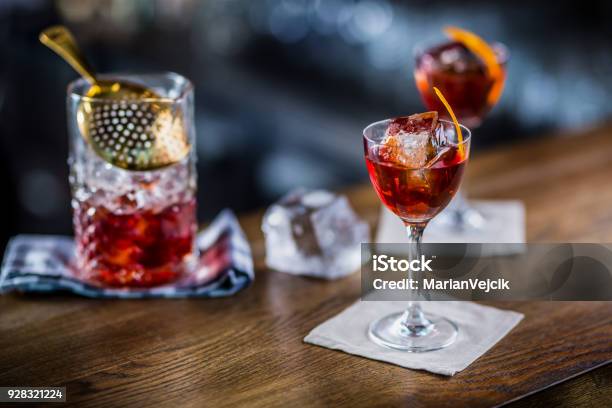 Manhattan Cocktail Trinken Am Tresen Im Pub Oder Restaurant Dekoriert Stockfoto und mehr Bilder von Cocktail