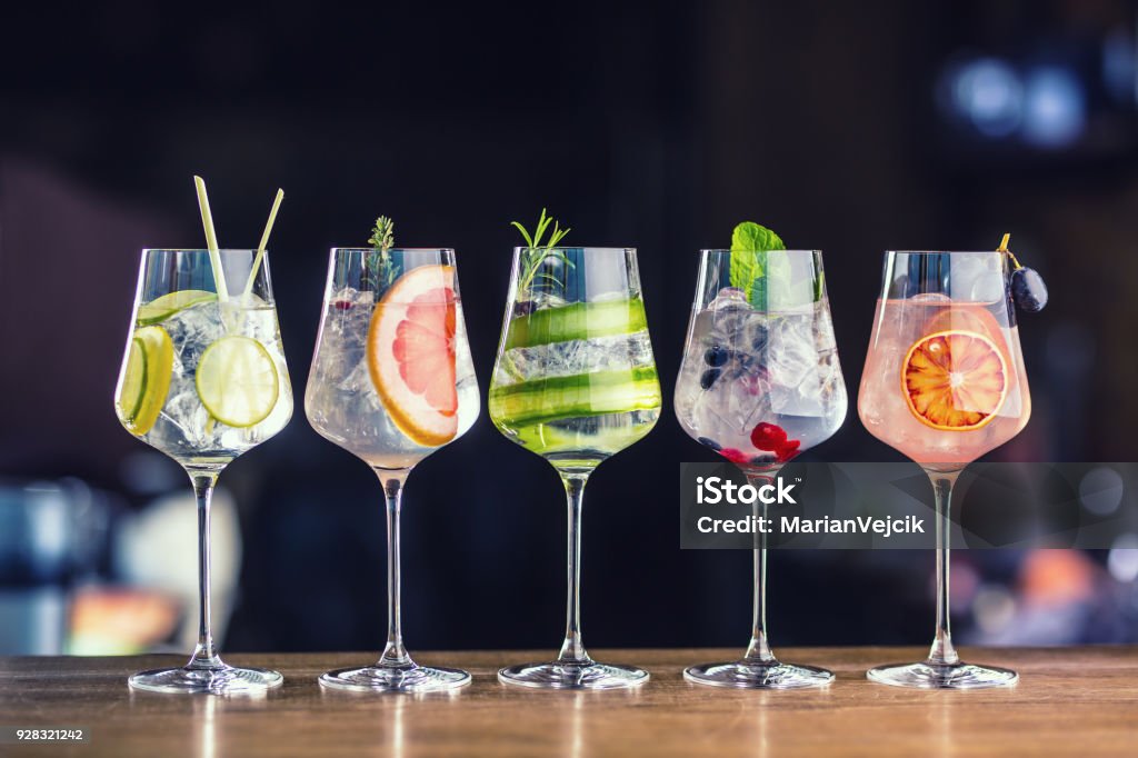 Cinq coloré gin cocktail tonique dans des verres à vin sur comptoir au chiot ou au restaurant - Photo de Cocktail - Alcool libre de droits Cinq coloré gin cocktail tonique dans des verres à vin sur comptoir au chiot ou au restaurant - Photo de Cocktail - Alcool libre de droits