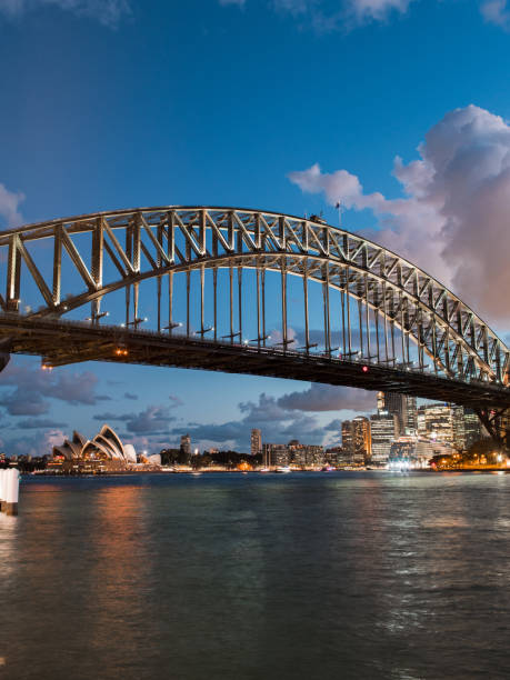 sydney harbour bridge dans une nuit claire - sydney harbor bridge sydney opera house vertical australia photos et images de collection