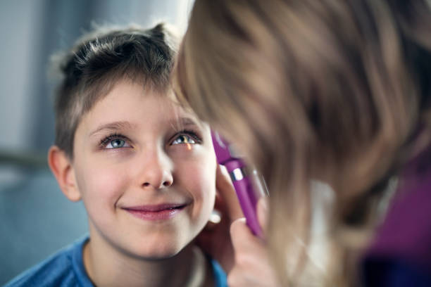 little boy is having eye exam at the ophthalmologist - patient happiness cheerful optometrist imagens e fotografias de stock