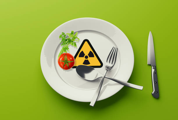 istock Dangerous food. Empty plate, fork and knife, 3d illustration 928331010