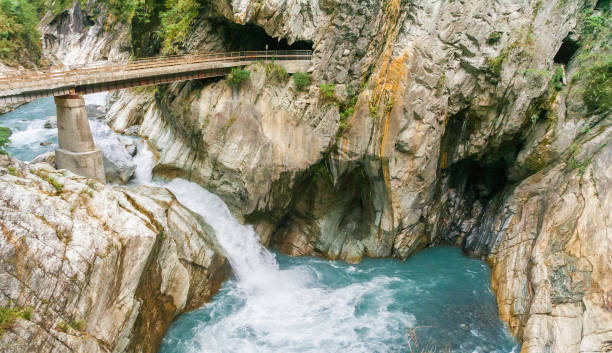 puente sobre el río en el parque nacional taroko en taiwán - parque nacional de gorge taroko fotografías e imágenes de stock