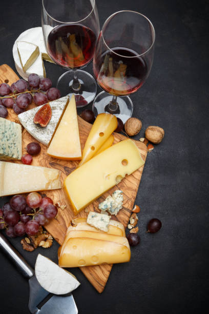 와인과 다양 한 종류의 치즈-치즈, 체 다, 브리, 로크 포로 - meal traditional culture heap food and drink 뉴스 사진 이미지