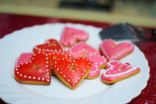 Cookies Dalam Bentuk Hati Yang Dihiasi Dengan Titiktitik Foto Stok