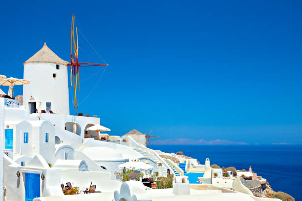 visión clásica de oia, la isla de santorini, grecia. - sky sea town looking at view fotografías e imágenes de stock
