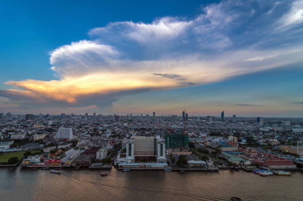 vista sul fiume del paesaggio urbano di bangkok con fantastica luce solare all'ora del tramonto - bangkok city urban scene center foto e immagini stock