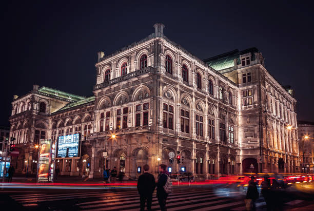 wiedeńskiej opery w austrii. widok na wiedeńską operę w austrii. - vienna austria vienna town hall night zdjęcia i obrazy z banku zdjęć