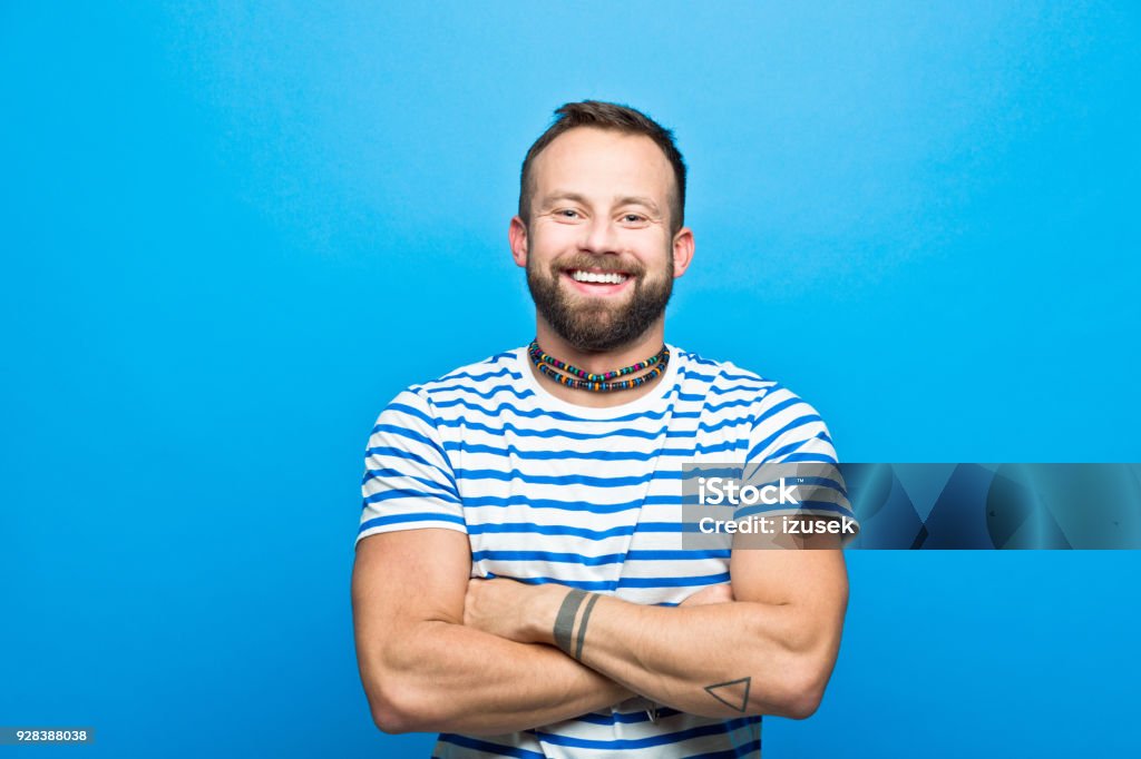 Happy bärtiger Mann in gestreiften T-shirt, Matrosen-Stil - Lizenzfrei Männer Stock-Foto