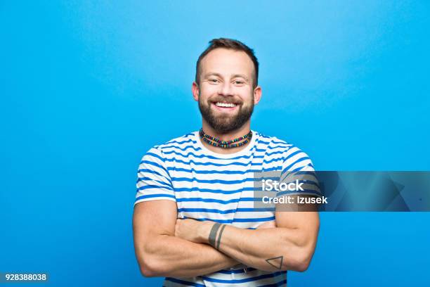 Happy Bärtiger Mann In Gestreiften Tshirt Matrosenstil Stockfoto und mehr Bilder von Männer