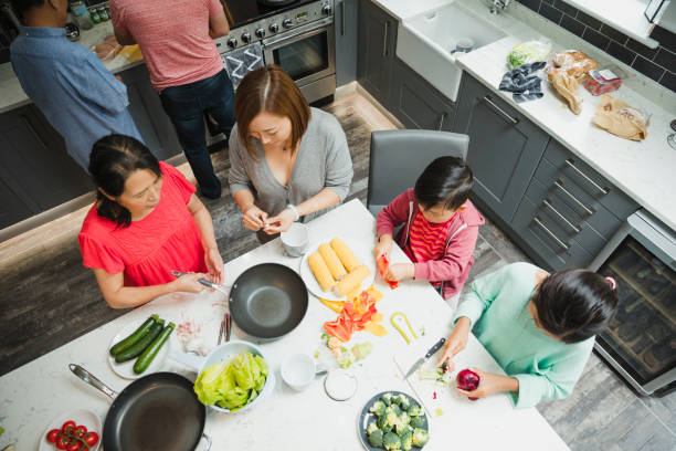 familie gemeinsam ein rühren braten kochen - child vegetable squash corn stock-fotos und bilder