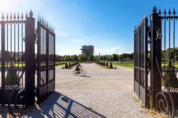 entrada ao parque augarten de viena, com torre flak no fundo - large vienna austria blue - fotografias e filmes do acervo