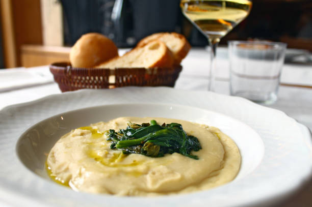 sopa de habas con achicoria - fava bean fotografías e imágenes de stock