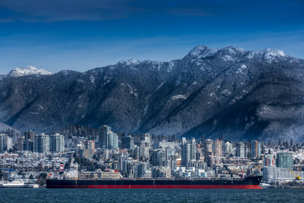 tankowiec i góry skaliste, północne vancouver, kolumbia brytyjska, kanada. - district of north vancouver zdjęcia i obrazy z banku zdjęć