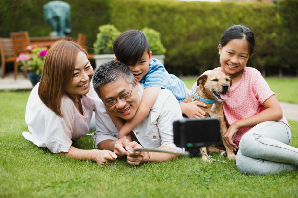 foto de vara de família selfie no jardim - pets family dog asian ethnicity - fotografias e filmes do acervo