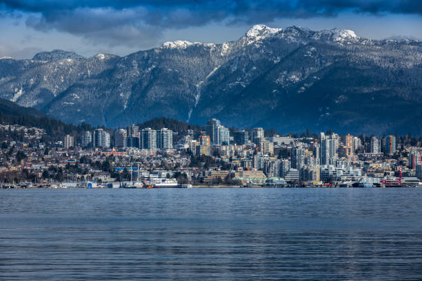 建物、ノース バンクーバー、ブリティッシュ コロンビア、カナダのロッキー山脈. - district of north vancouver ストックフォトと画像