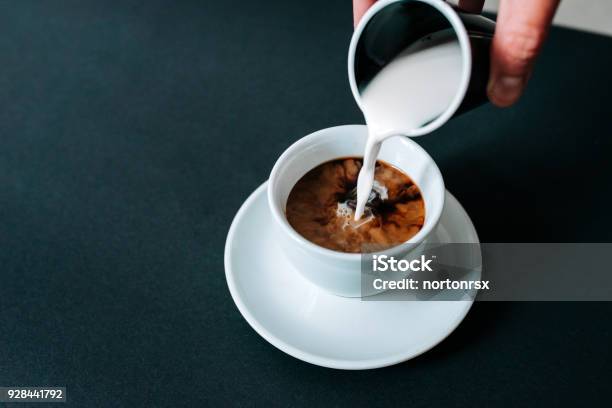 Photo libre de droit de Verser Le Lait Dans Le Café Noir Fond Isolé banque d'images et plus d'images libres de droit de Café - Boisson - Café - Boisson, Lait, Pot à crème