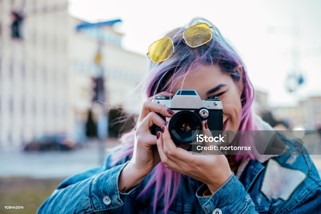 Imagen de primer plano urbano femenino fotógrafo con cámara. - Foto de stock de Adolescente libre de derechos