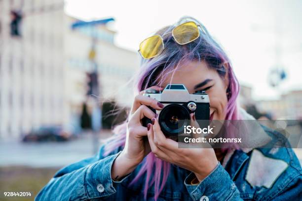 Foto de Imagem De Closeup De Urbana Fotógrafo Feminino Usando A Câmera e mais fotos de stock de Adolescente