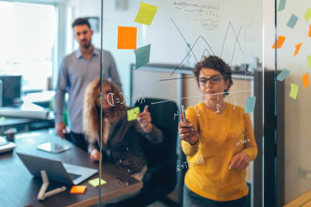 istock Making calculated business decisions together 928446274