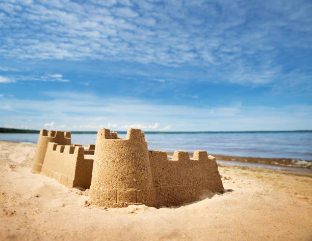 песчаный замок на море в летнее время - sandcastle стоковые фото и изображения