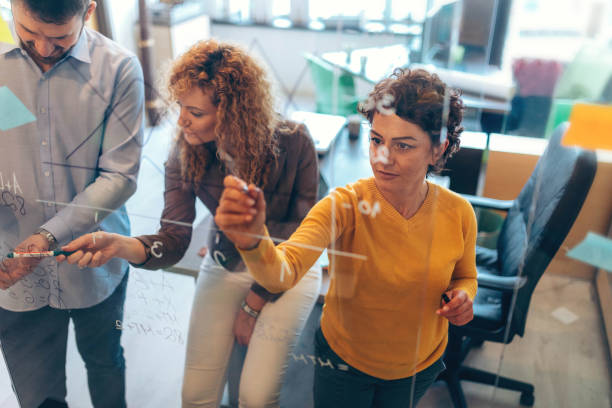 istock Making calculated business decisions together 928449768