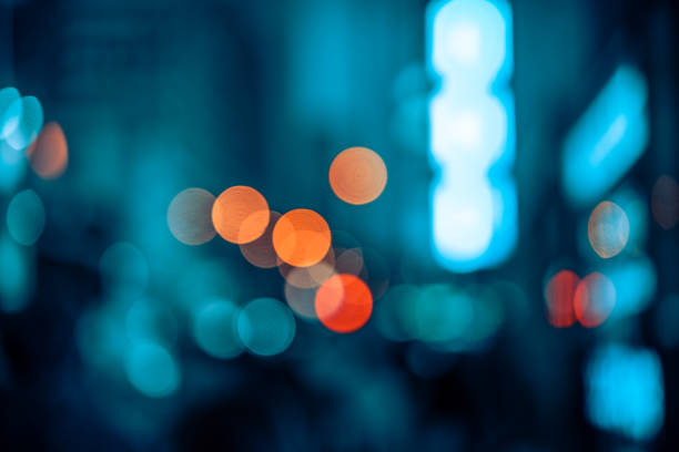 bokeh lichtmuster in der stadt, unscharf gestellt - city defocused lighting equipment illuminated stock-fotos und bilder