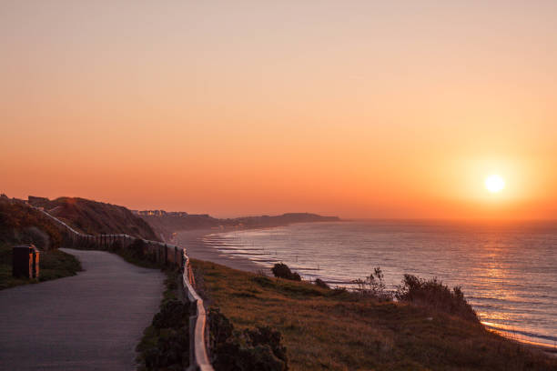 pôr do sol no mar - bournemouth - fotografias e filmes do acervo