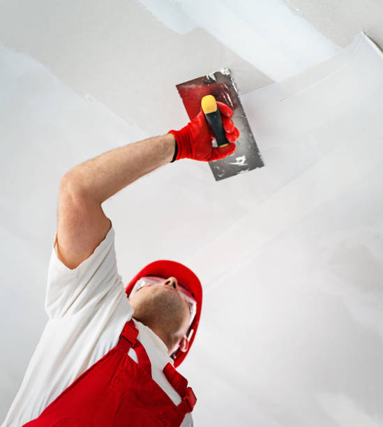 trabajador de la construcción durante la decoración de interiores. - yeso cocido fotografías e imágenes de stock