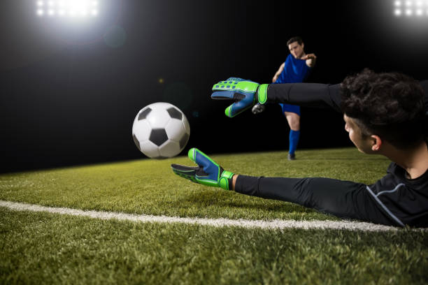 tentando salvar um gol de goleiro - mergulhar para o chão - fotografias e filmes do acervo