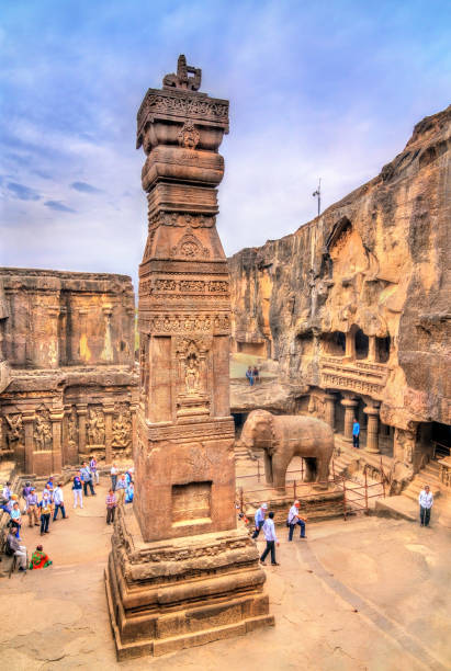 el templo de kailasa, cueva 16 en ellora complejo. la unesco patrimonio de la humanidad en maharashtra, india - india statue carving history fotografías e imágenes de stock